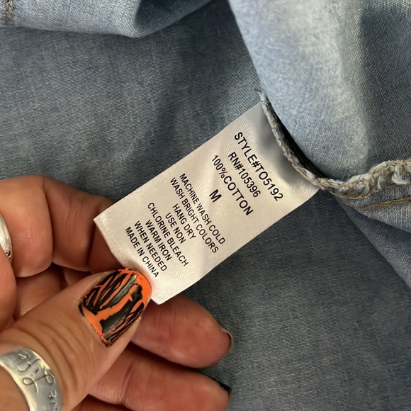 Short sleeve button down jean shirt M lightweight distressed blue fitted retro - Picture 4 of 5